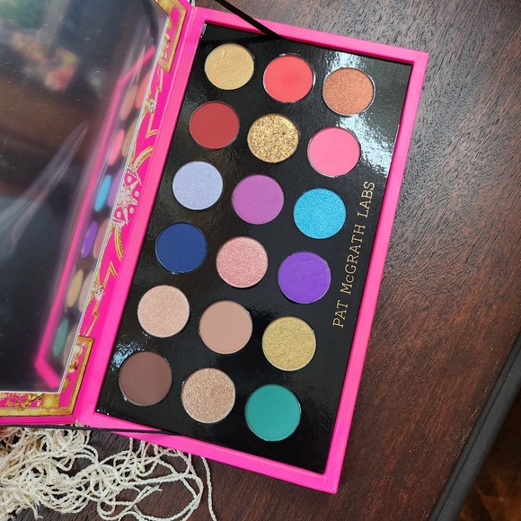 PAT MCGRATH EYESHADOW PALLETTE,,,see pics outer box has blemish as pictured - Picture 5 of 6